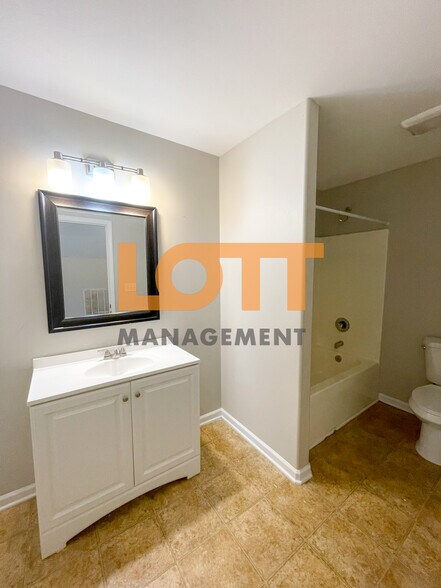 Building Photo - 204 Jarrett Ln