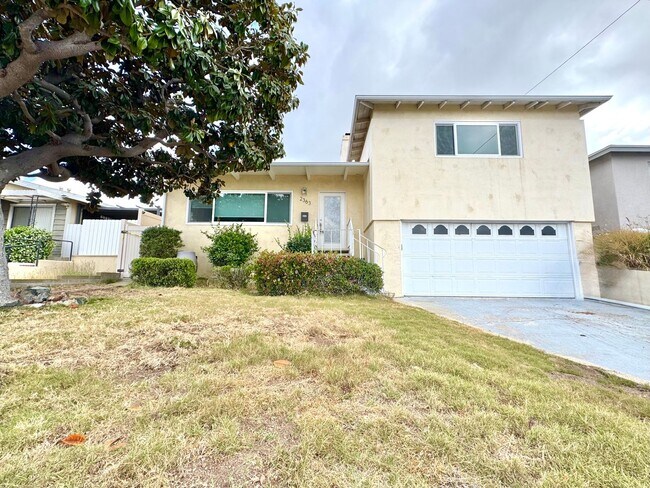 Building Photo - Huge Oak Park Home! 4bd/2.5ba house with incredible yard w/ VIEWS + spa, A/C, garage, W/D!