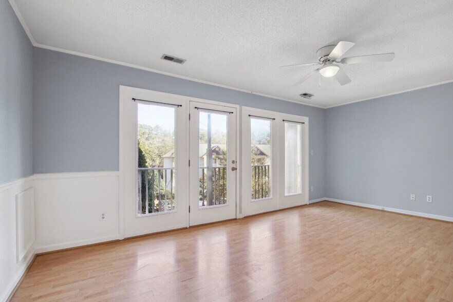 Building Photo - 2010 Quaker Landing