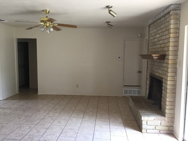 Building Photo - 4310 Prairie Dr