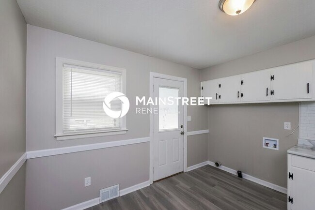 Building Photo - 3 Bedroom Pet-Friendly Home in LOUISVILLE, KY with Main Street Renewal