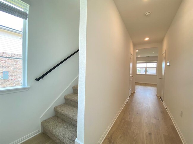 Building Photo - 404 Brody Ln