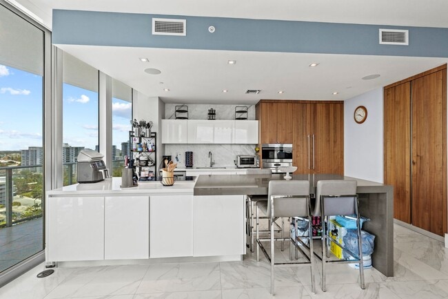 Building Photo - Luxury Beachfront Living at Its Finest – Fully Furnished Condo in Prime Fort Lauderdale Location!