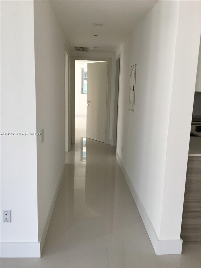 Building Photo - 1300 Brickell Bay Dr