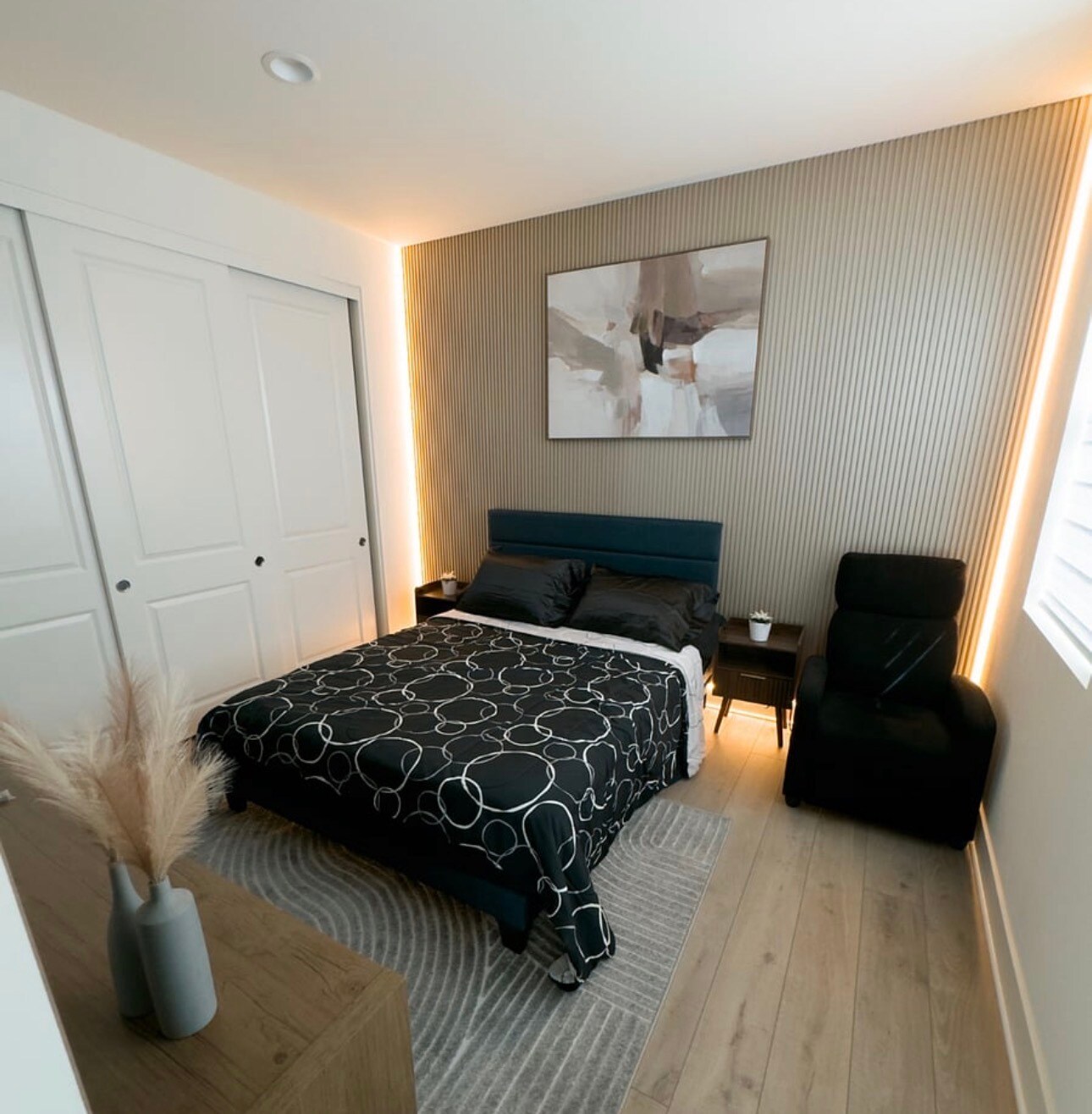 Queen size bed - 2415 Calle Grandon