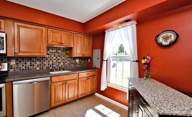 Building Photo - 615 Piedmont Ct