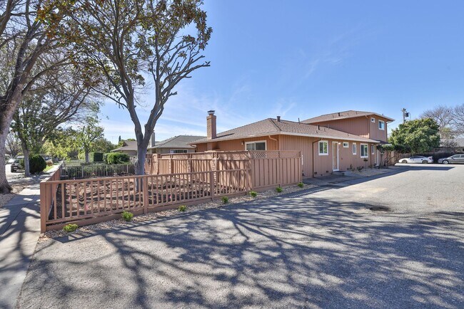 Building Photo - 1327 Essex Way