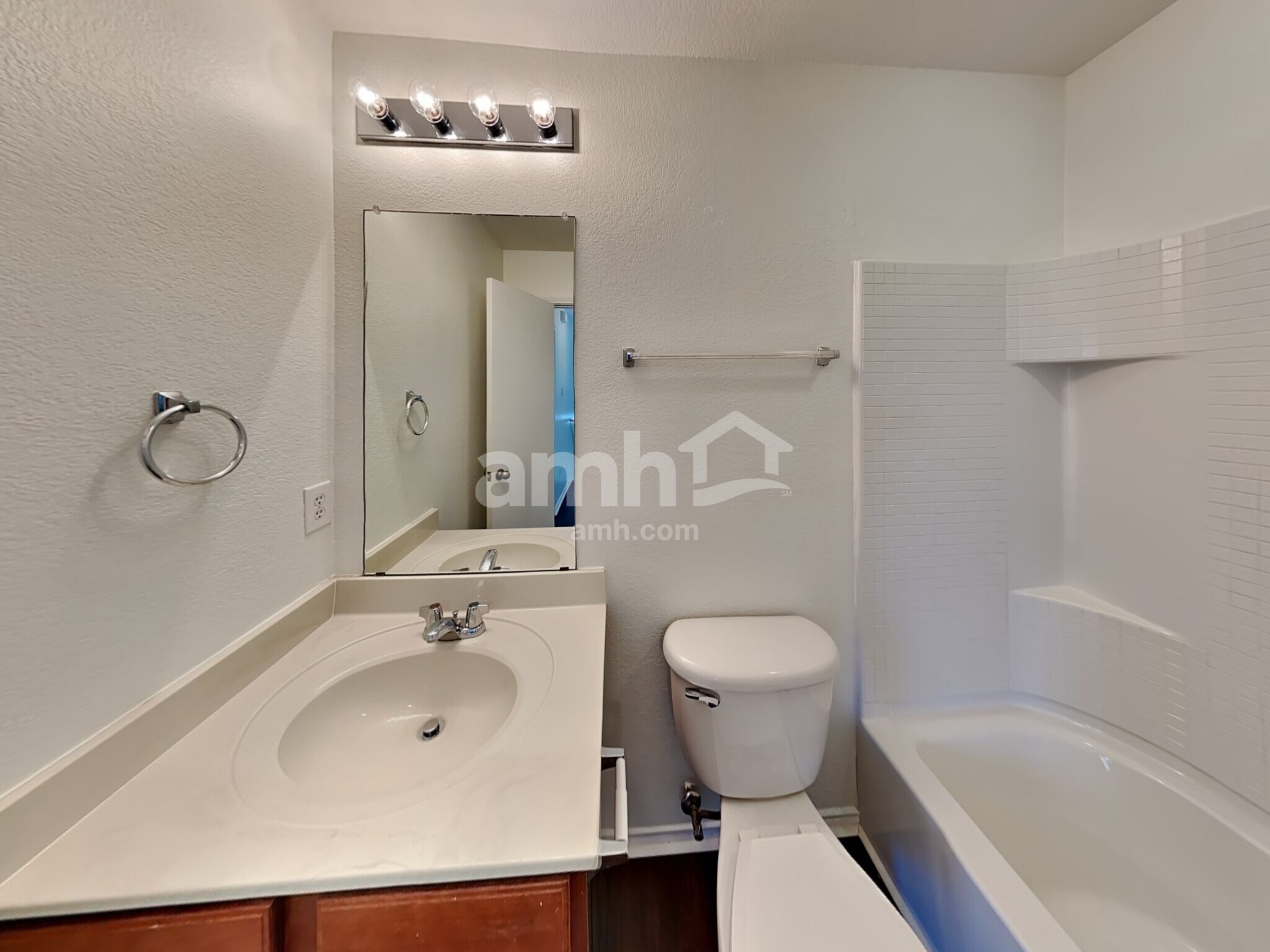 Building Photo - 2014 Kingsbridge Dr