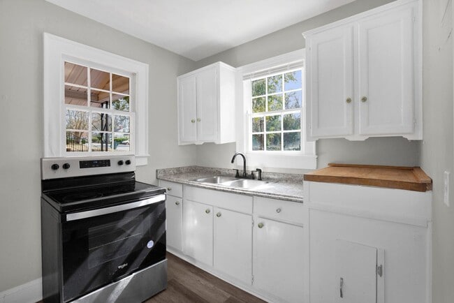 Building Photo - 216 Hawthrone