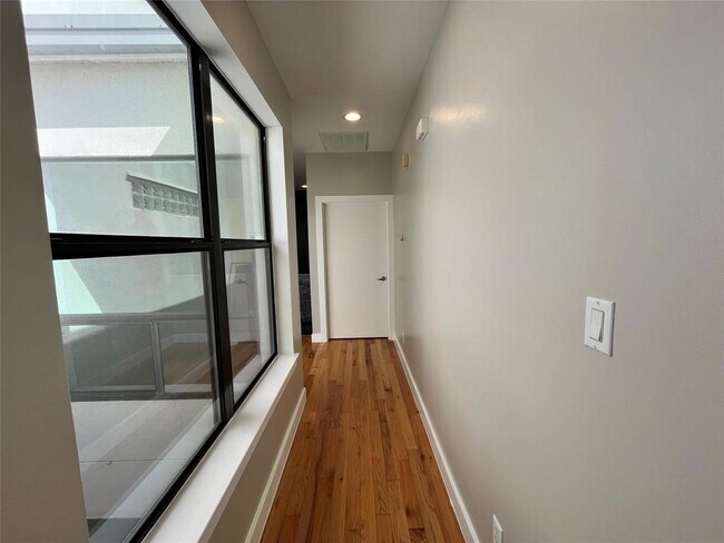 Building Photo - 1606 Hadley St