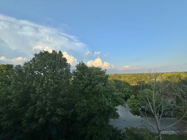 Building Photo - 5600 Hillcrest Ln