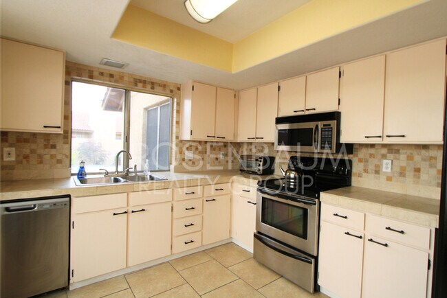 Building Photo - Stunning 2-bedroom, 1.5-bath haven in Phoe...