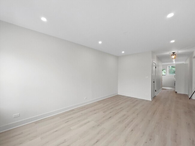Building Photo - 3035 W Rosemont Ave
