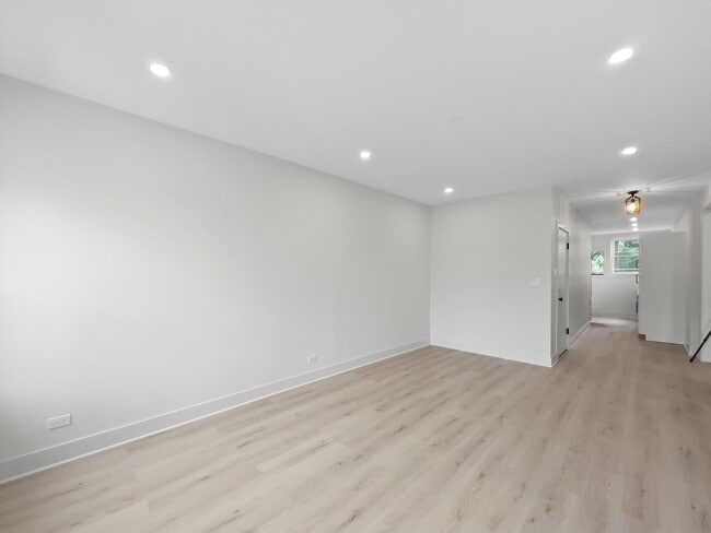 Building Photo - 6254 N Whipple St