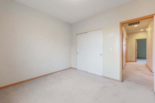 Building Photo - Move in special - same rate with lease to ...