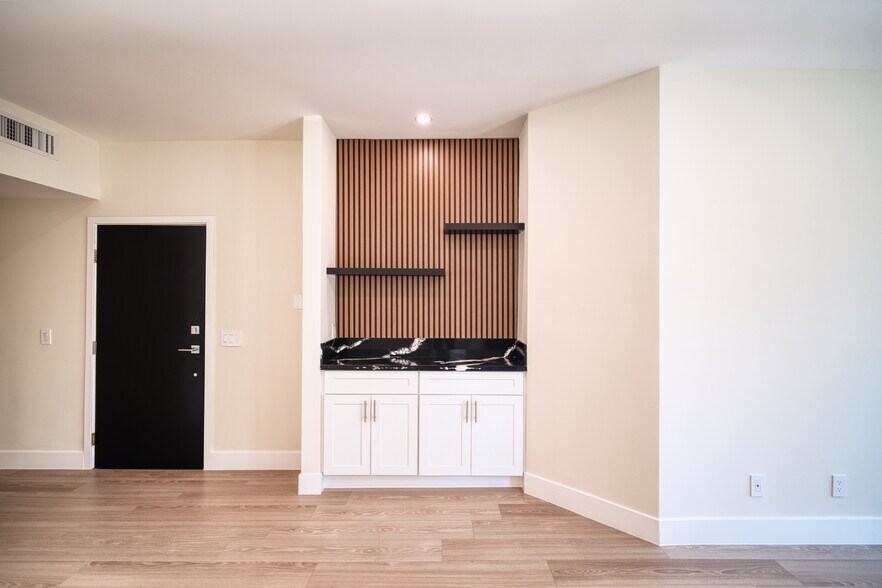 Building Photo - 13920 Moorpark St