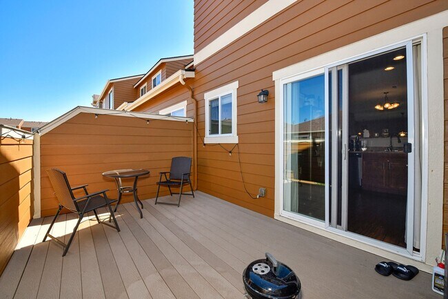 Building Photo - 2-Story Townhome - Excellent Condition- Mo...