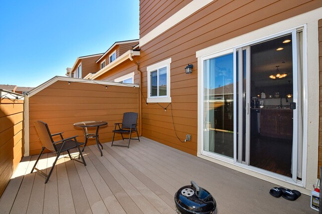 Building Photo - 2-Story Townhome - Excellent Condition