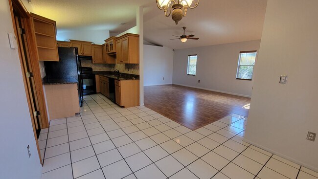 Building Photo - Fantastic 3 Bed/ 2 bath + Den ~ UTC Distri...