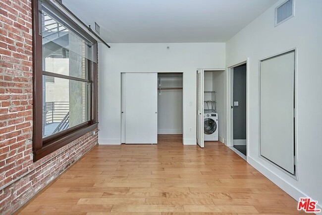 Building Photo - 460 S Spring St