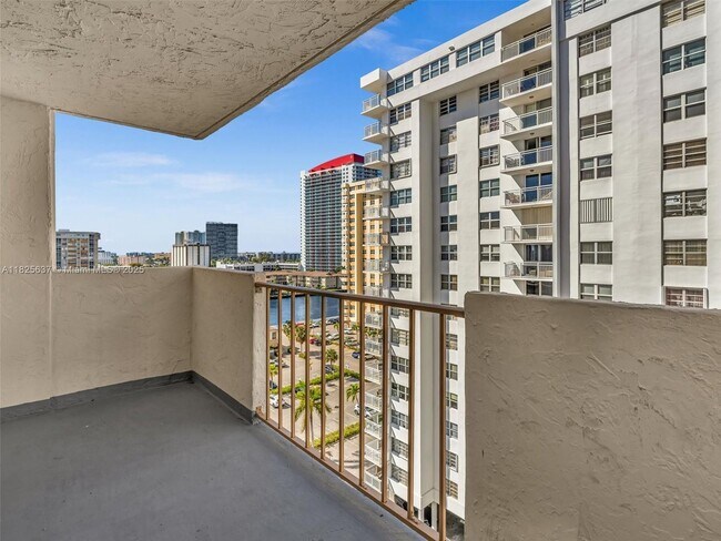 Building Photo - 1865 S Ocean Dr