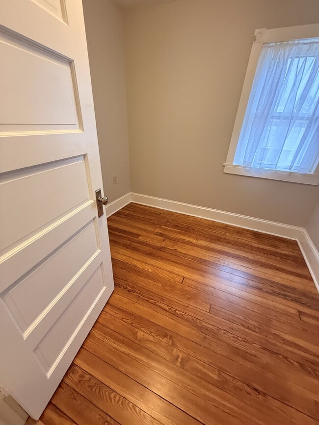 Building Photo - 627 Warren Ave.