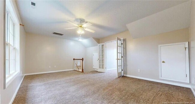 Building Photo - 10 Valley View Ct