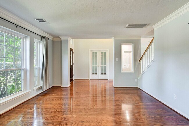 Building Photo - Stunning 4-Bedroom, 2.5-Bathroom Home with...