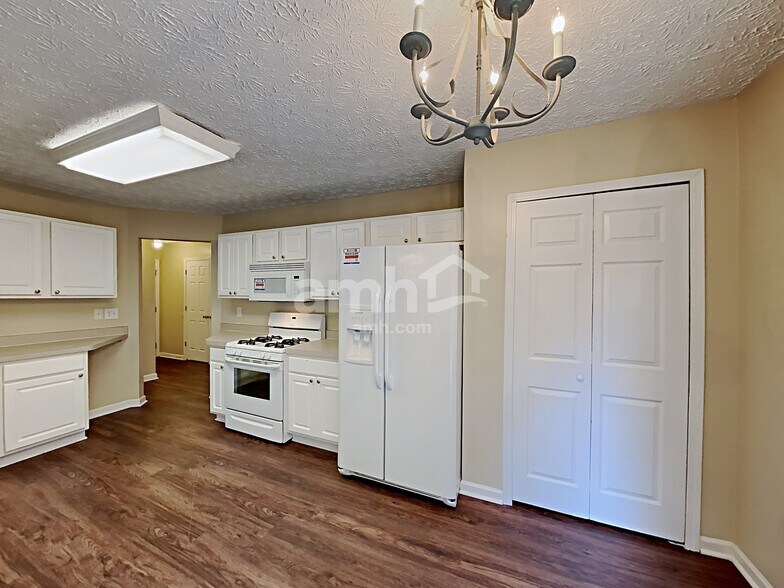 Building Photo - 2656 Lake Park Bnd