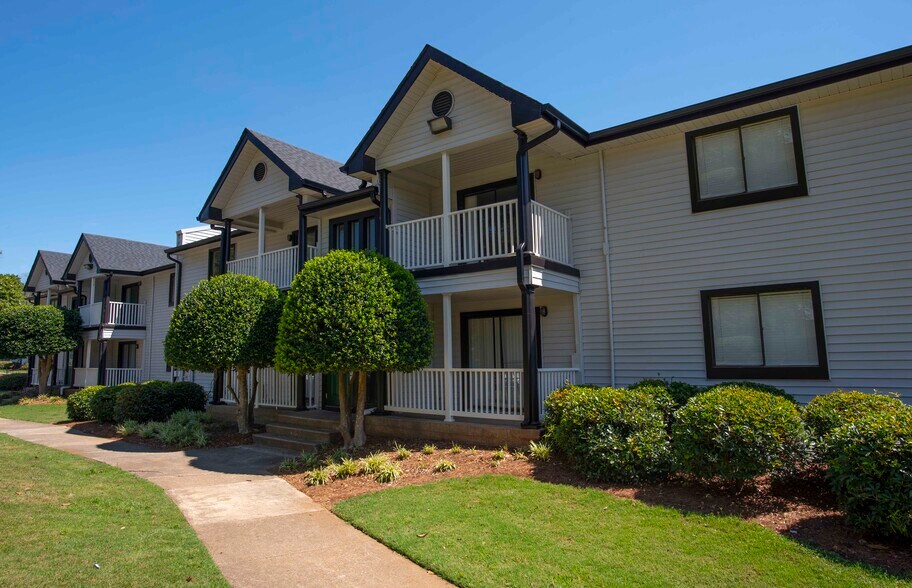 The Madison Apartments and Townhomes 3348 Fairway Oaks Dr
