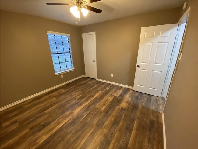 Building Photo - 1502 Daffan Ave