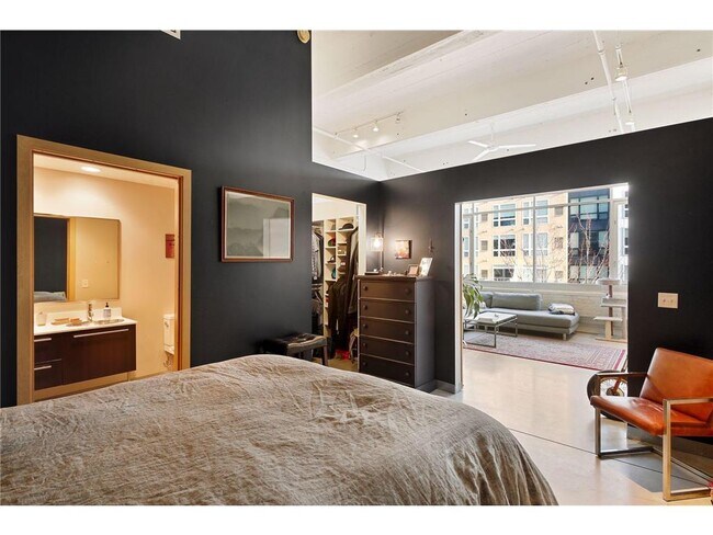 Building Photo - 700 N Washington Ave