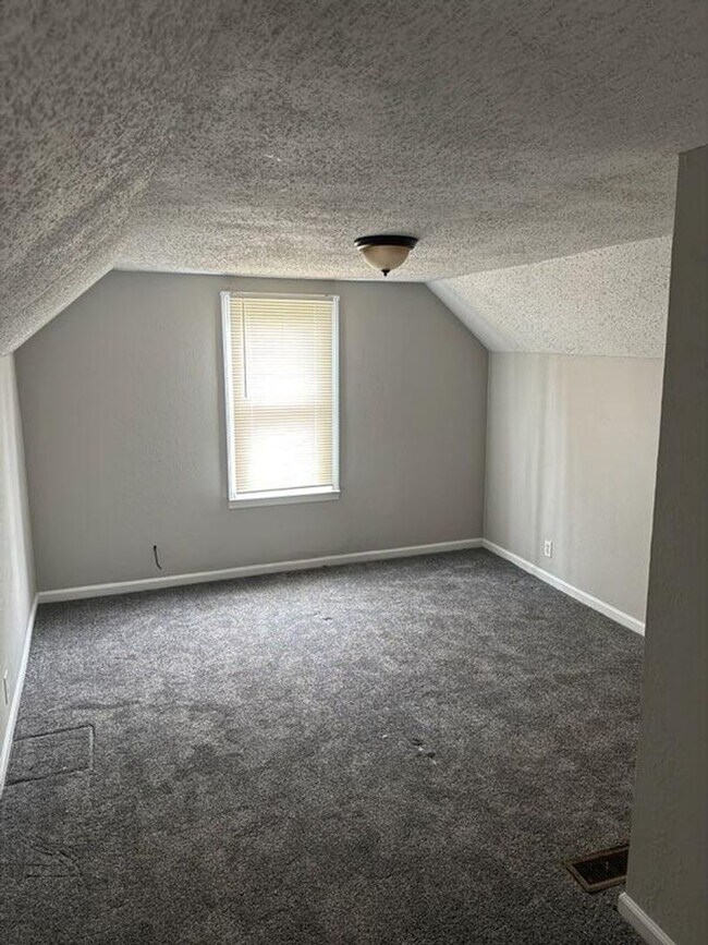 Building Photo - North Pontiac home Available Now!