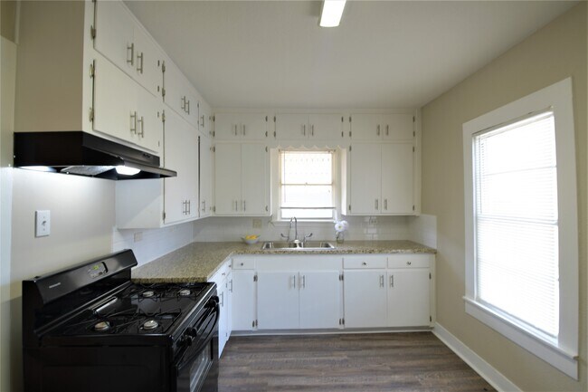 Building Photo - 6903 Palestine St