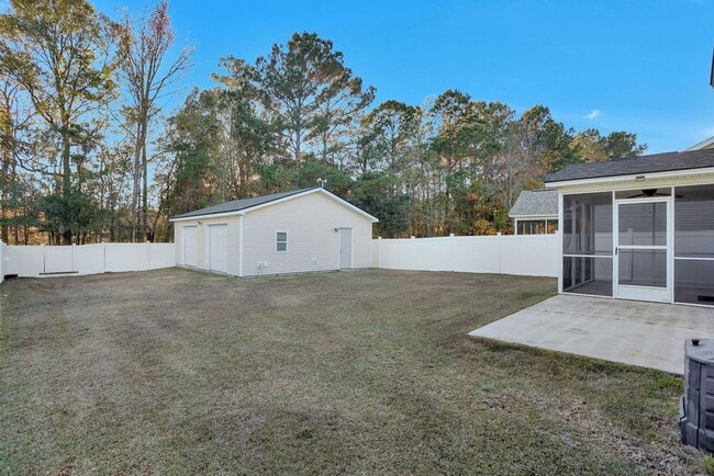 Building Photo - 3 bedroom 2 1/2 bath with loft