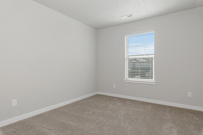 Building Photo - 3 Bed 2.5 Bath + Loft & Office located in the Greyhawk Subdivision