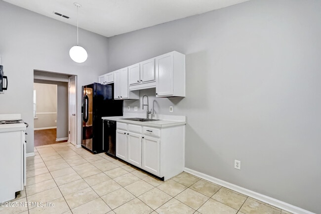 Building Photo - 10460 Roxbury Ln