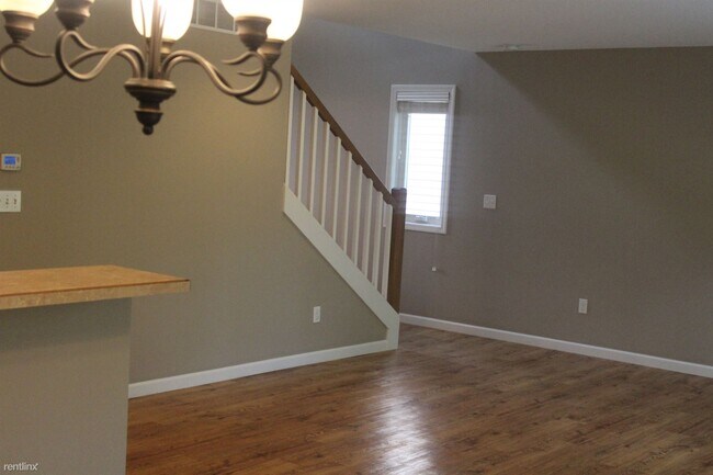 Building Photo - 3 br, 2.5 bath Duplex - 418 N Saginaw Rd