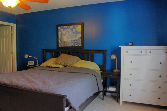 Building Photo - 3-bedroom House with Fenced-in Backyard Available on Sep 14th