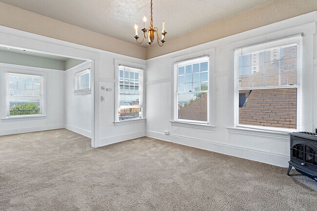 Building Photo - 1 Bedroom with den close to SW! Walking di...
