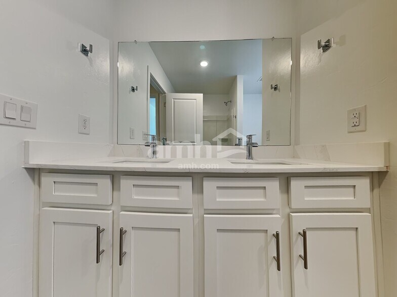 Building Photo - 6542 E Paseo Baranda