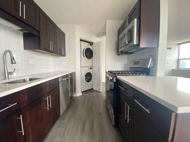 Primary Photo - 1 W Grand Ave