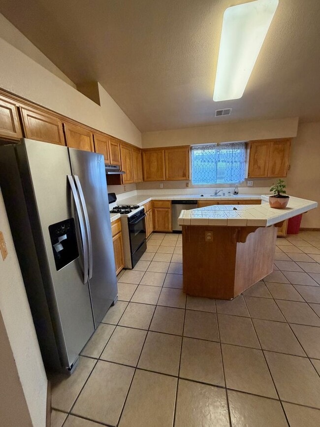 Building Photo - Nice home for rent in Hanford