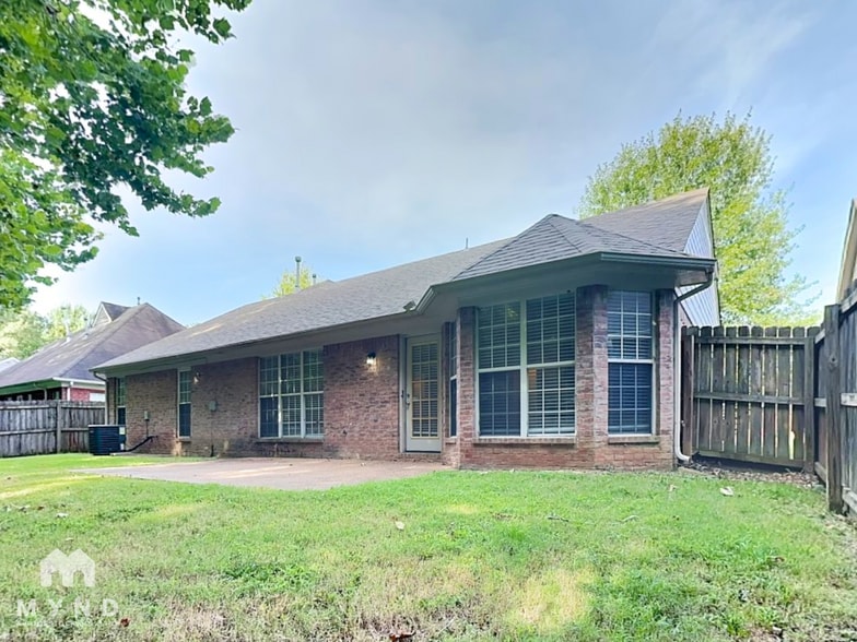 Building Photo - 10374 Cottage Oaks Dr