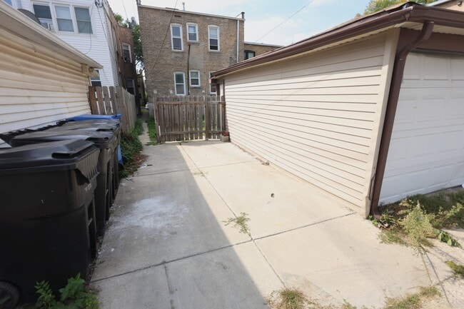 Building Photo - 5653 N Talman Ave