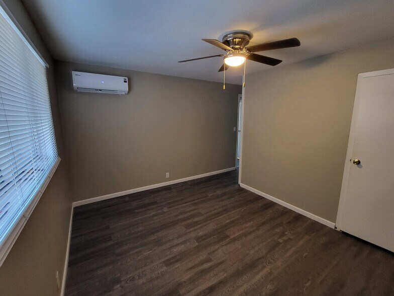 Building Photo - 734 N Country Acres Ave