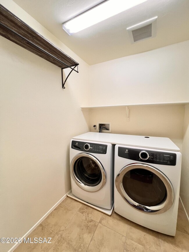 Building Photo - 12992 Westminster Dr