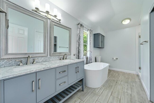 Building Photo - 15316 Ecorio Dr