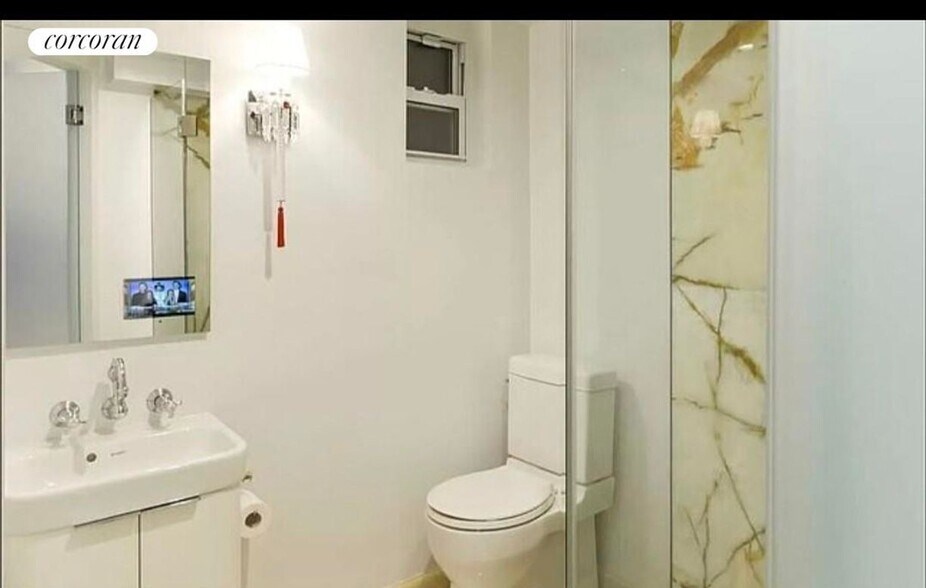 Building Photo - 396 Bleecker St