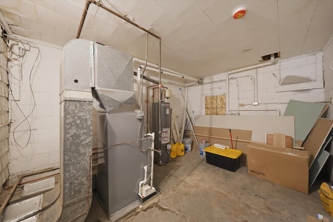 Building Photo - 1235 River Dr